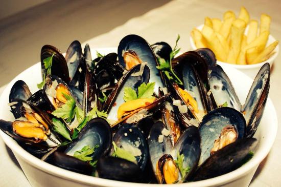 Brussels Tourism - Moules et Frites - Popular Dish In Belgium - FrizeMedia